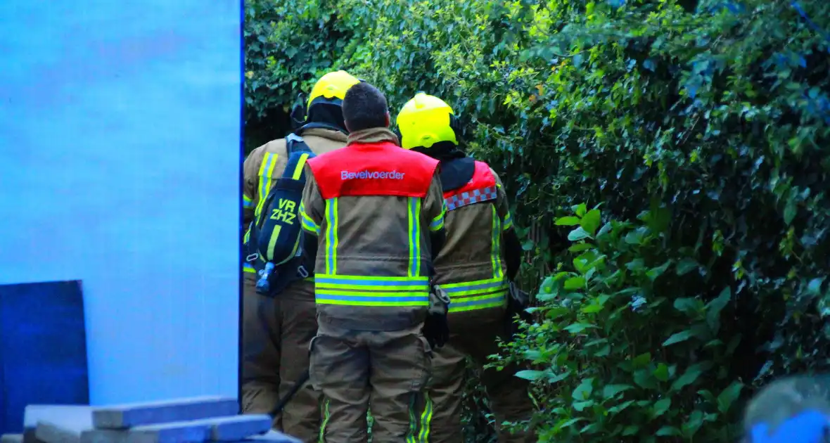 Brand in coniferen haag snel onder controle door snelle inzet - Foto 4