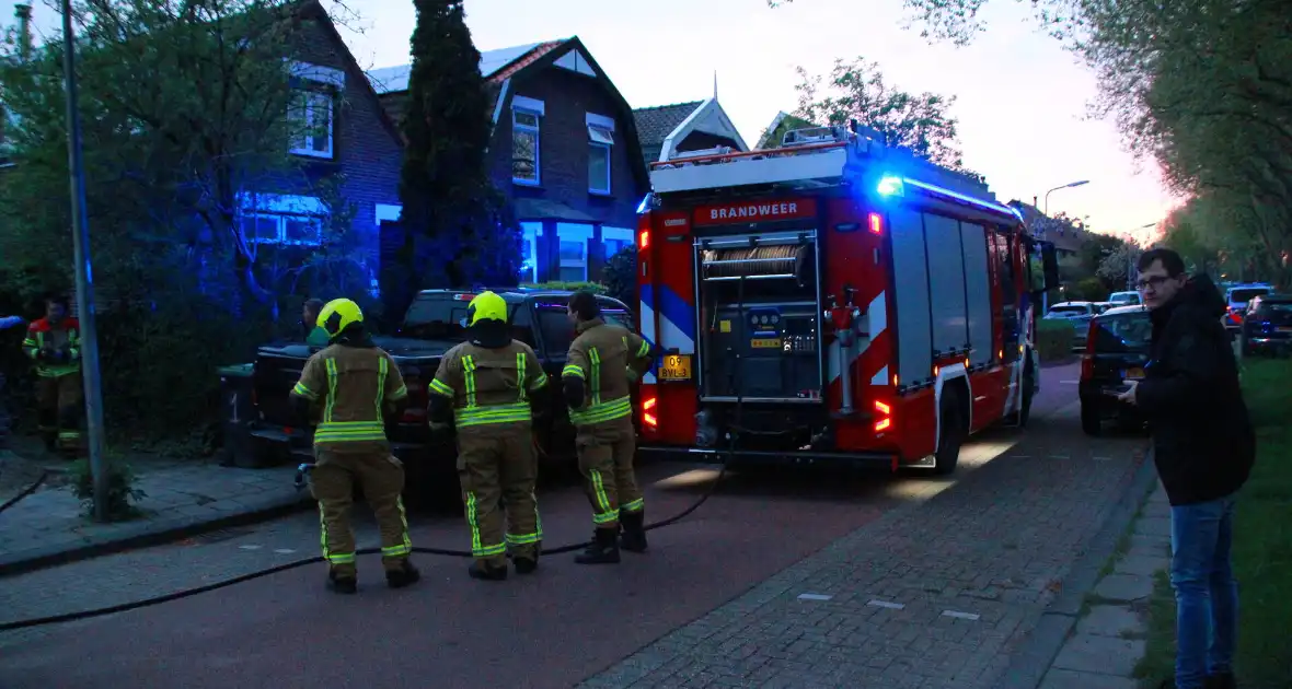 Brand in coniferen haag snel onder controle door snelle inzet - Foto 5