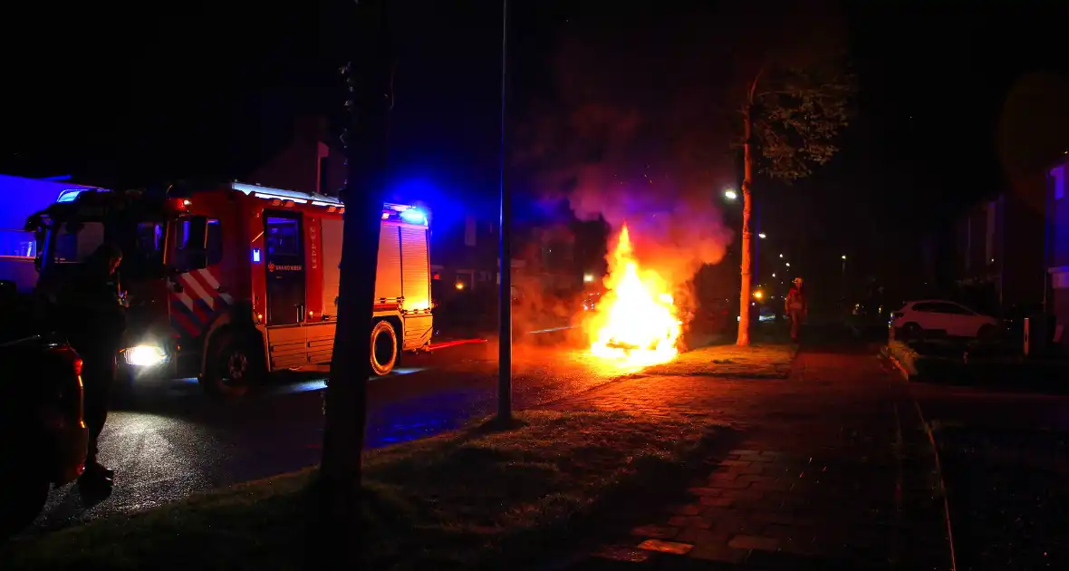 Meerdere explosies tijdens autobrand - Foto 1