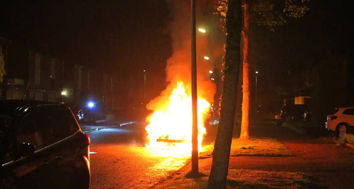 Meerdere explosies tijdens autobrand - Foto 3
