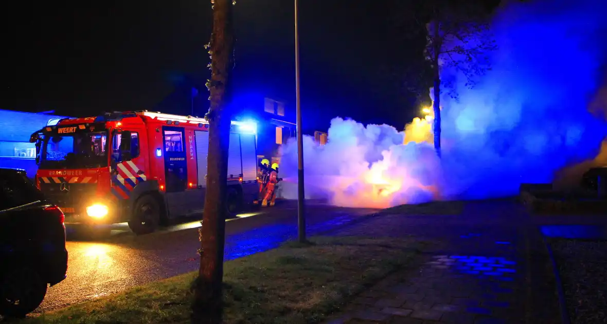 Meerdere explosies tijdens autobrand - Foto 4
