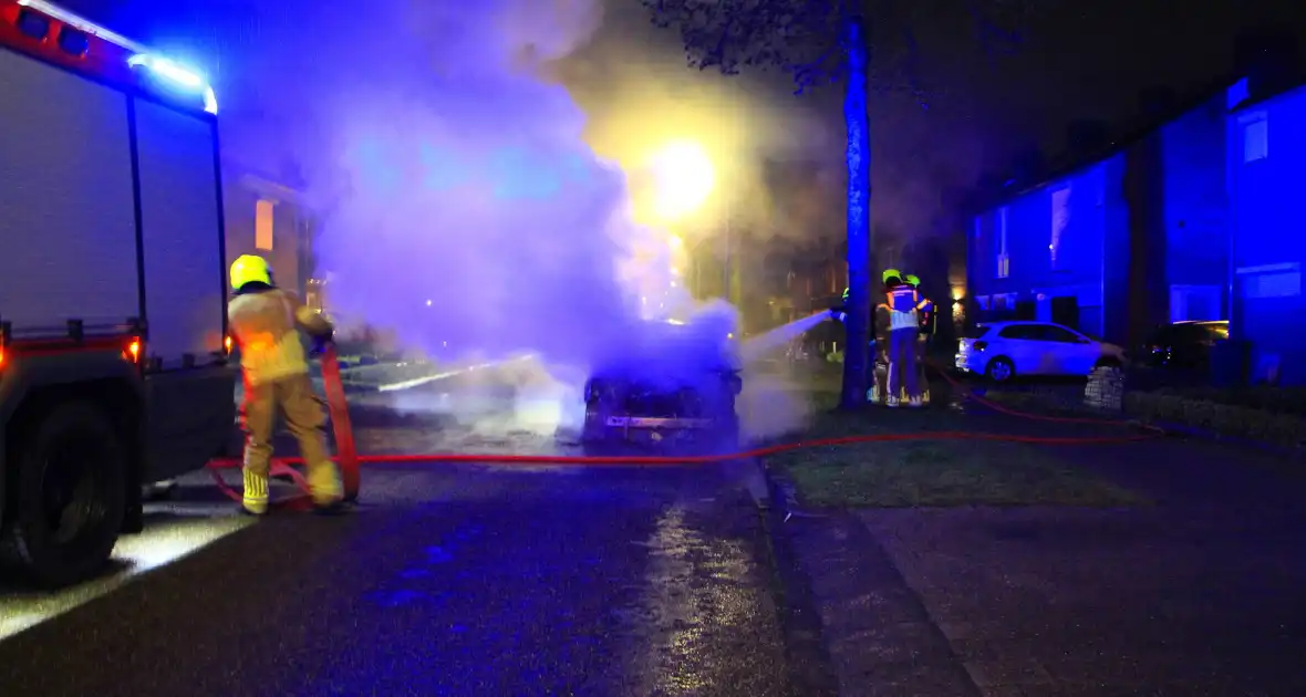 Meerdere explosies tijdens autobrand - Foto 5