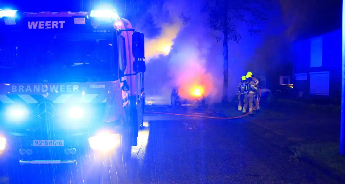 Meerdere explosies tijdens autobrand - Foto 6