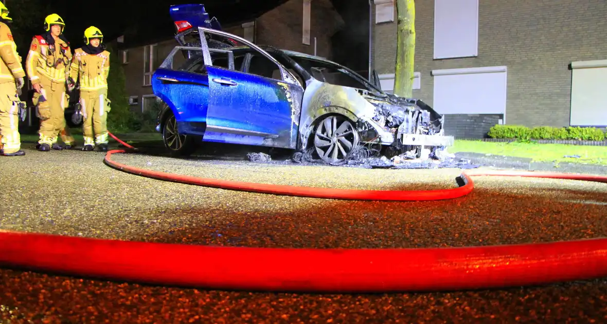 Meerdere explosies tijdens autobrand - Foto 7