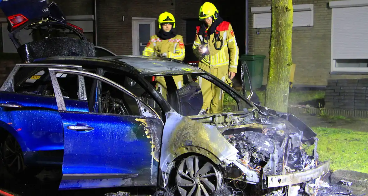 Meerdere explosies tijdens autobrand - Foto 8