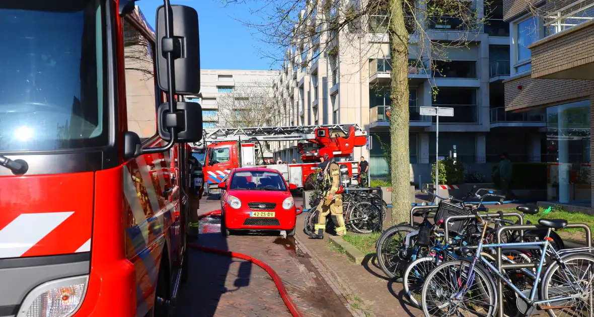 Brandweer zet zich in voor woningbrand - Foto 3