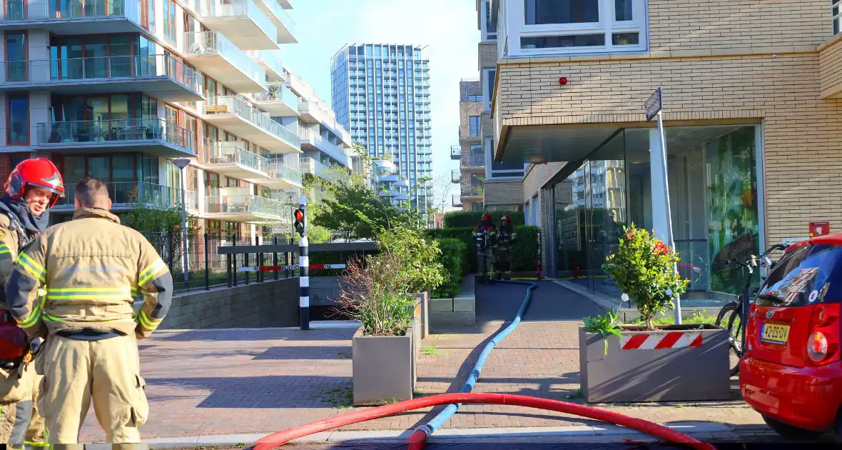 Brandweer zet zich in voor woningbrand - Foto 4