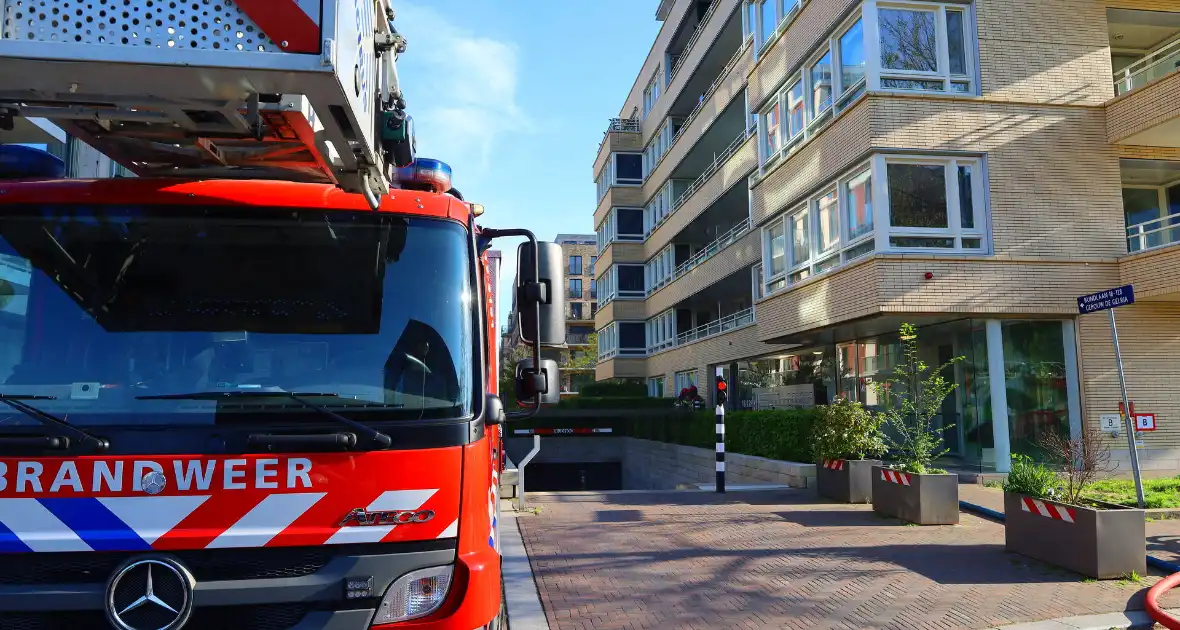 Brandweer zet zich in voor woningbrand - Foto 5