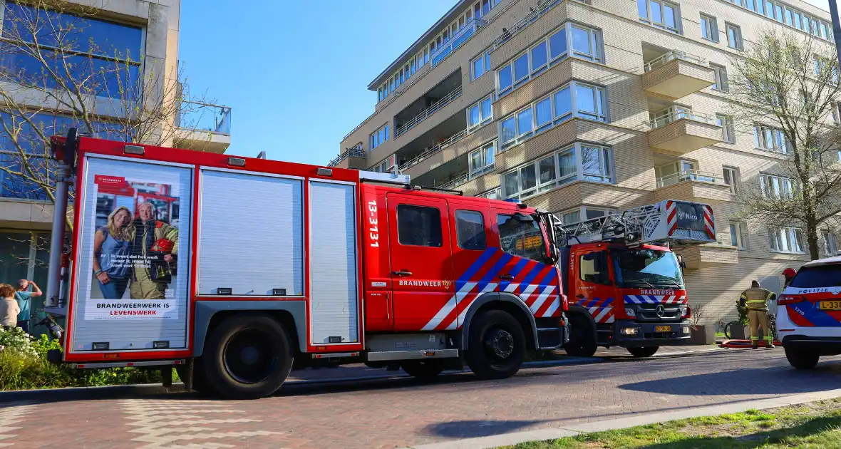 Brandweer zet zich in voor woningbrand - Foto 6