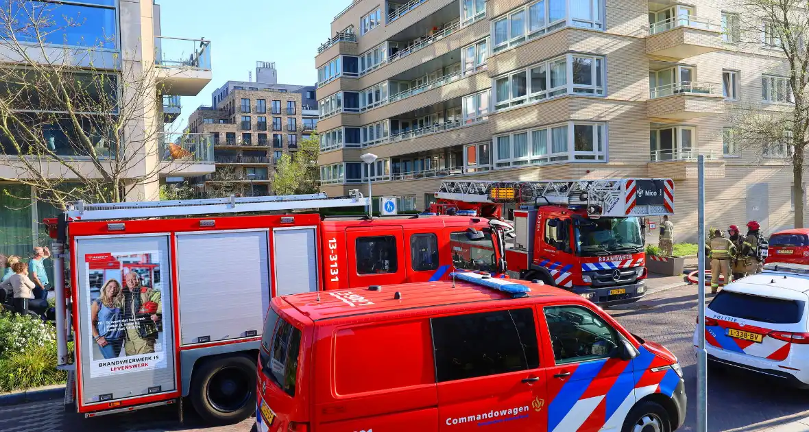 Brandweer zet zich in voor woningbrand - Foto 7