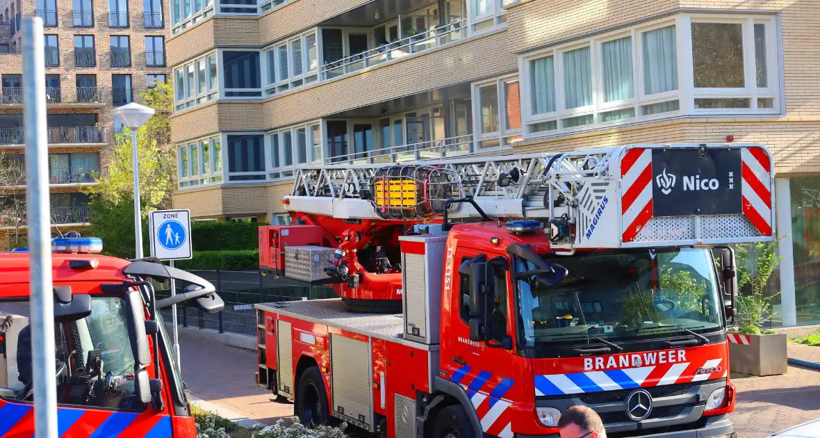 Brandweer zet zich in voor woningbrand - Foto 8