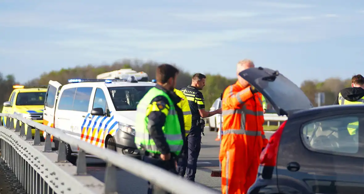 Personenauto botst tegen middengeleider