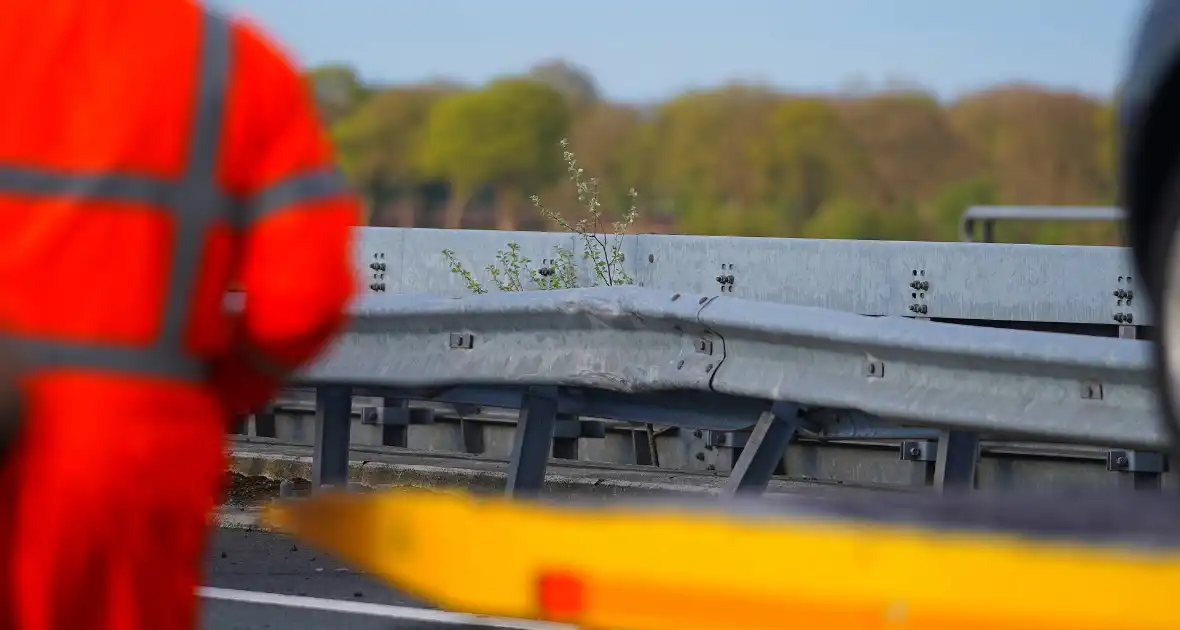 Personenauto botst tegen middengeleider - Foto 1