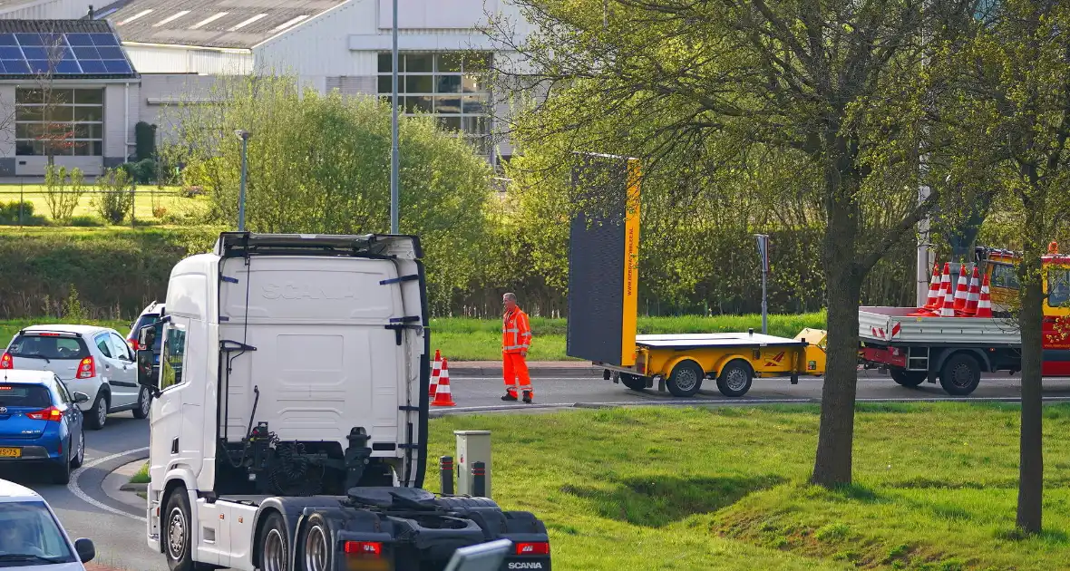 Personenauto botst tegen middengeleider - Foto 2
