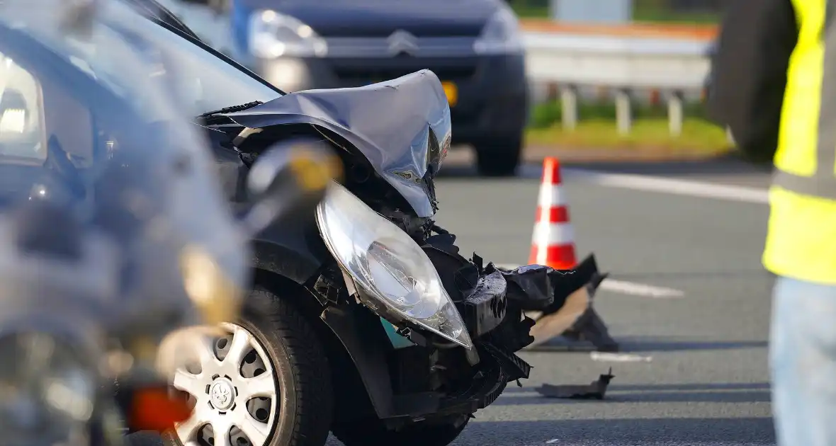 Personenauto botst tegen middengeleider - Foto 3