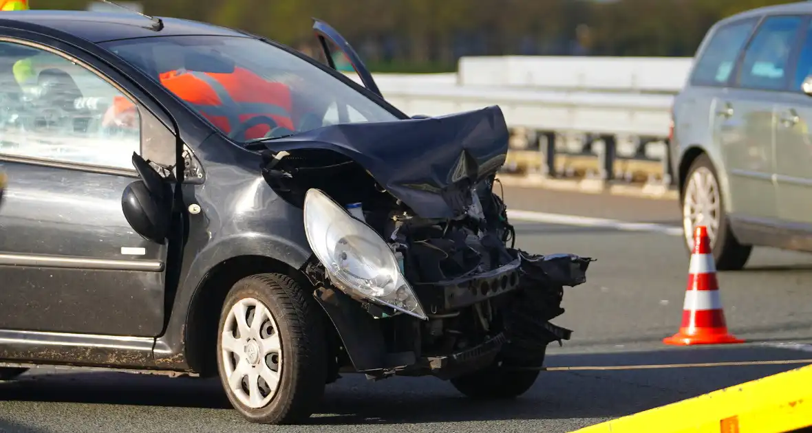 Personenauto botst tegen middengeleider - Foto 4