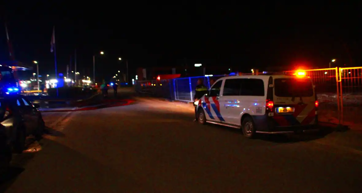 Brandweer blust grote brand in carrosserie fabriek - Foto 1