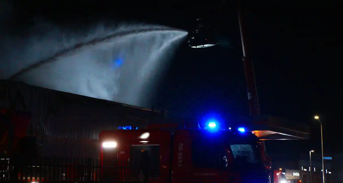Brandweer blust grote brand in carrosserie fabriek - Foto 2