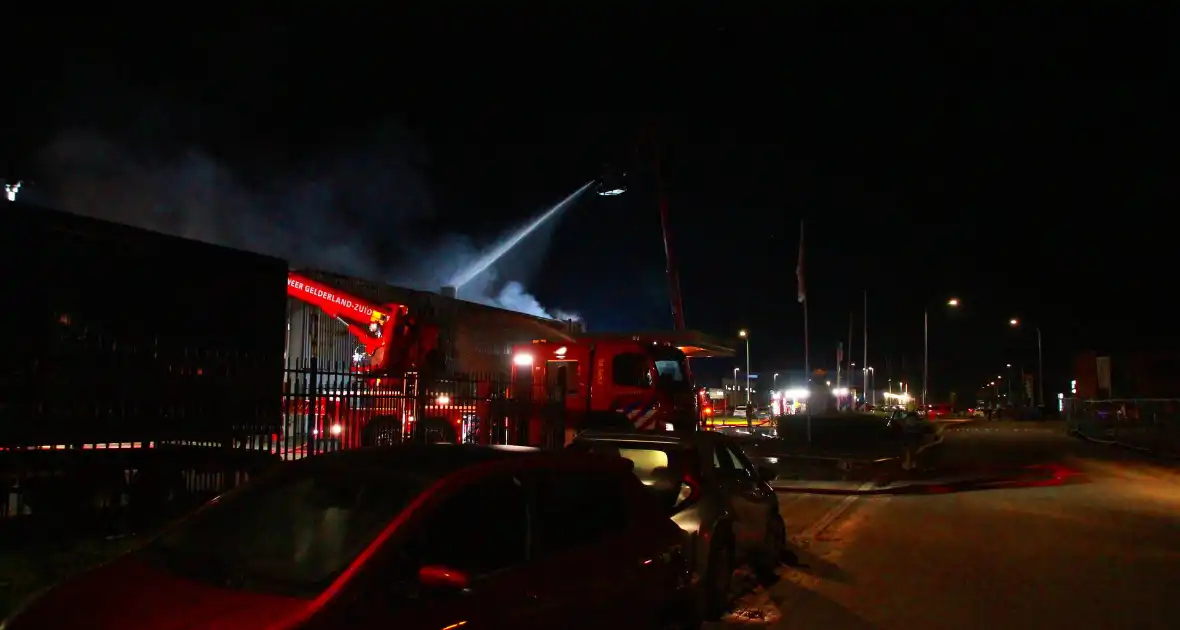 Brandweer blust grote brand in carrosserie fabriek - Foto 3