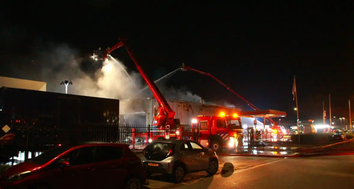 Brandweer blust grote brand in carrosserie fabriek - Foto 4