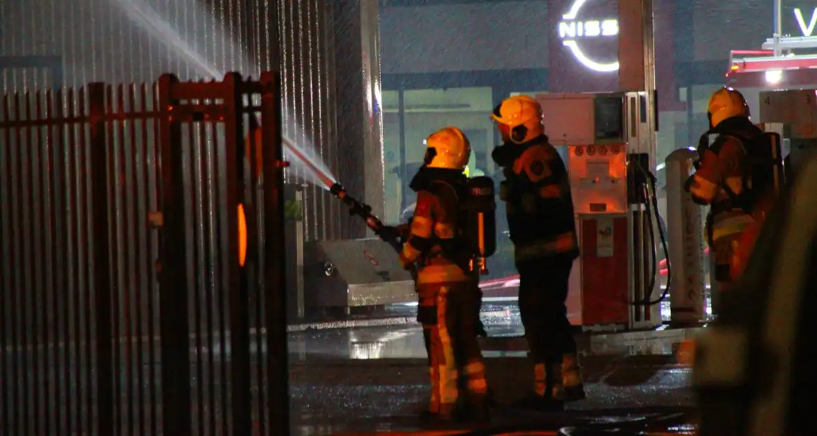 Brandweer blust grote brand in carrosserie fabriek - Foto 5