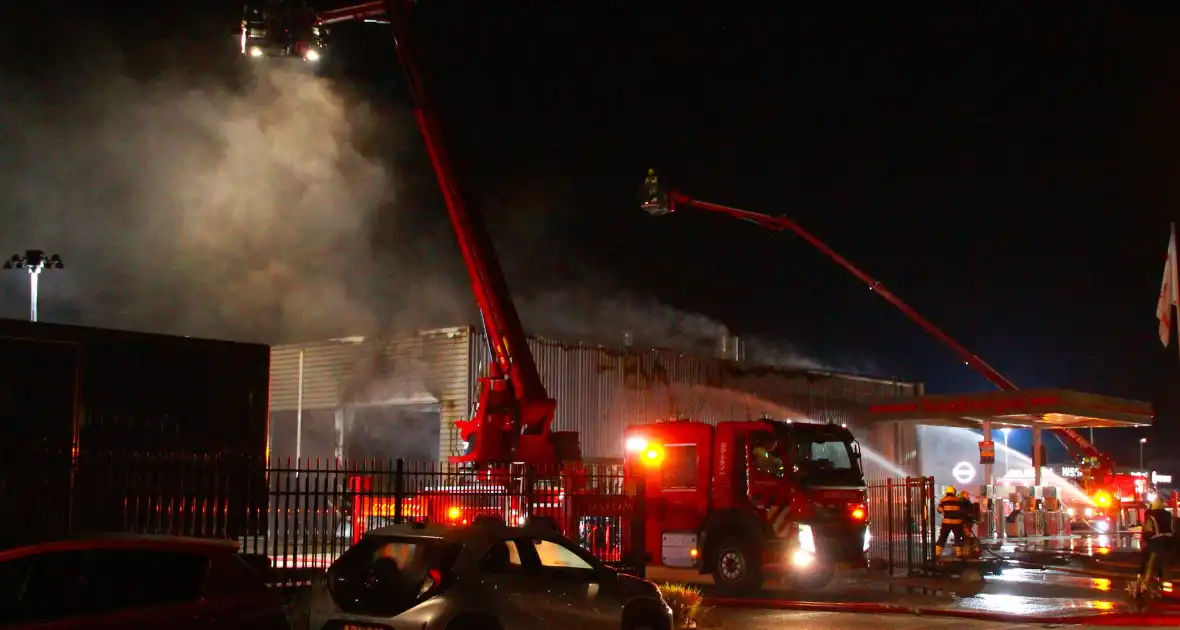 Brandweer blust grote brand in carrosserie fabriek - Foto 6
