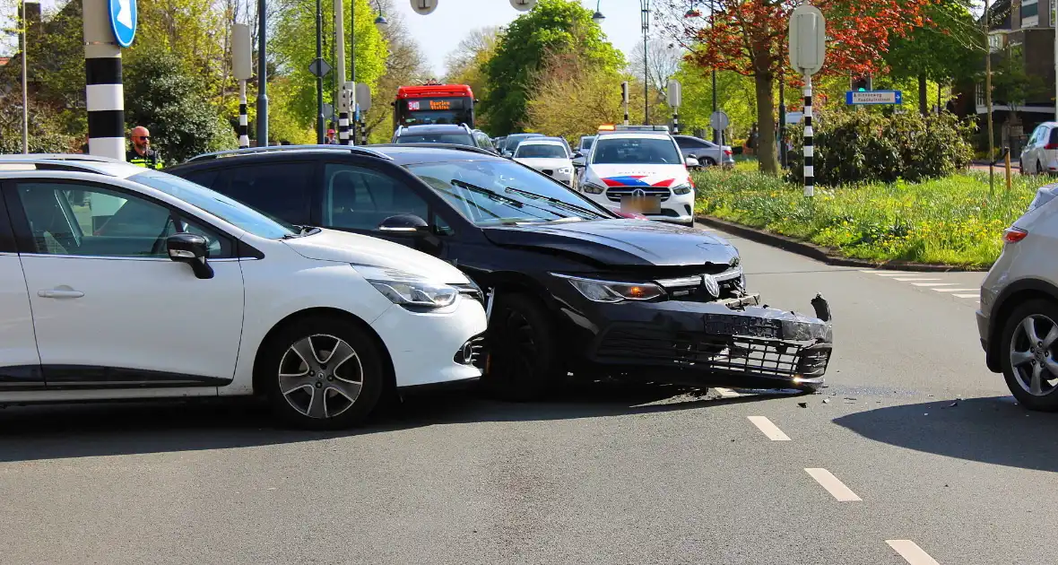 Veel schade bij aanrijding tussen drie voertuigen - Foto 1