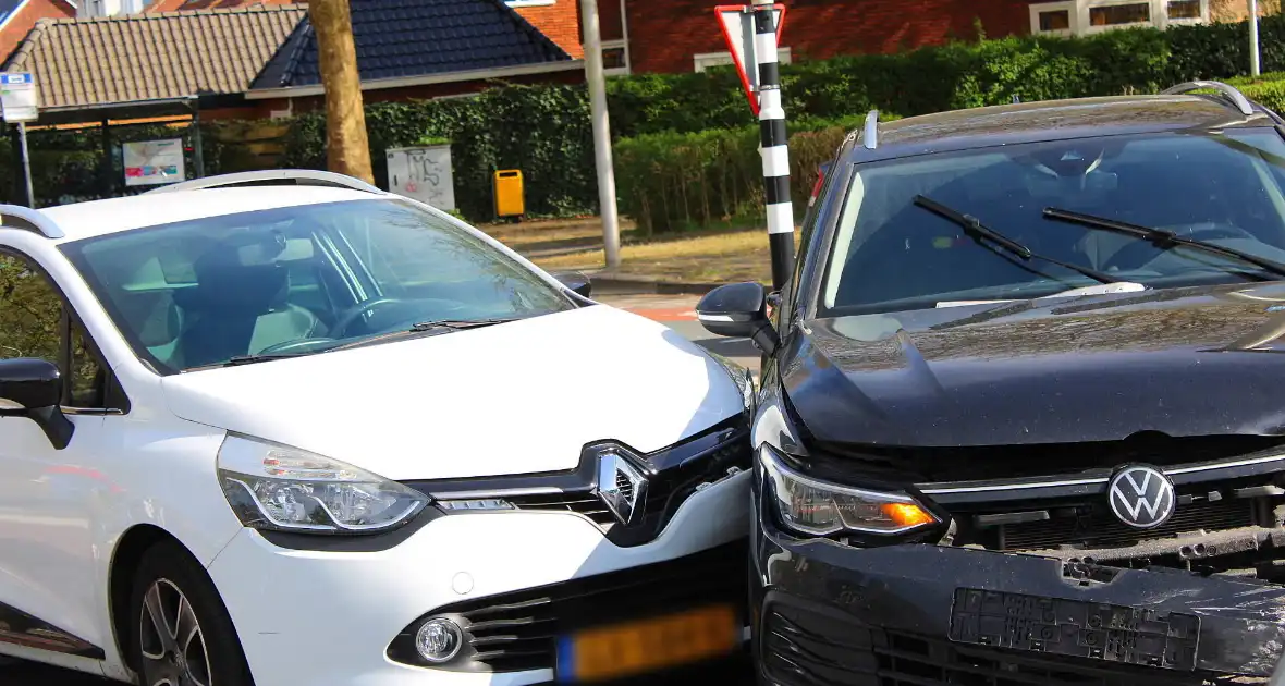 Veel schade bij aanrijding tussen drie voertuigen - Foto 2
