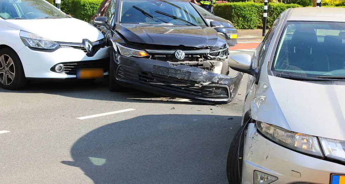 Veel schade bij aanrijding tussen drie voertuigen - Foto 3