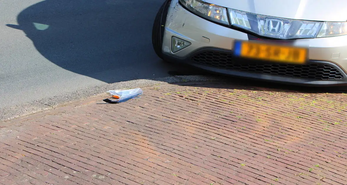 Veel schade bij aanrijding tussen drie voertuigen - Foto 4
