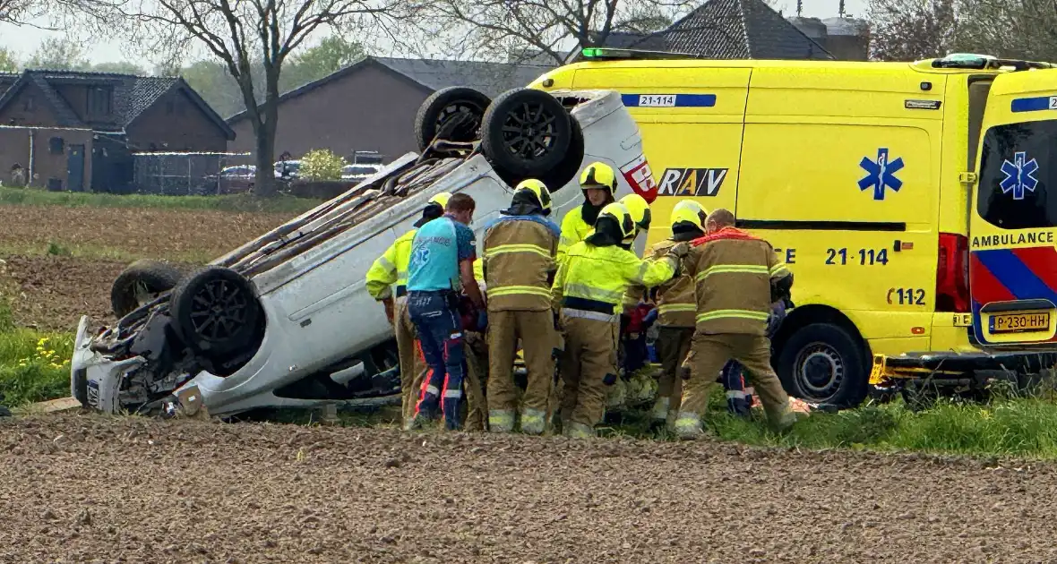 Auto belandt op de kop in weiland - Foto 1