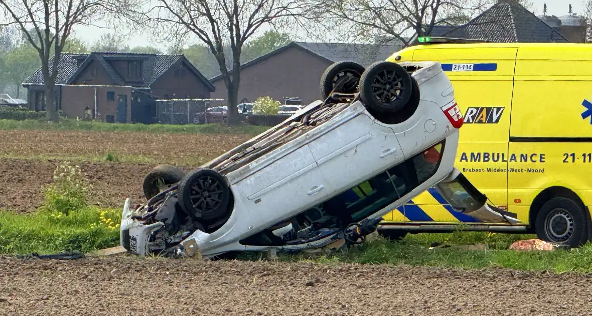 Auto belandt op de kop in weiland - Foto 2
