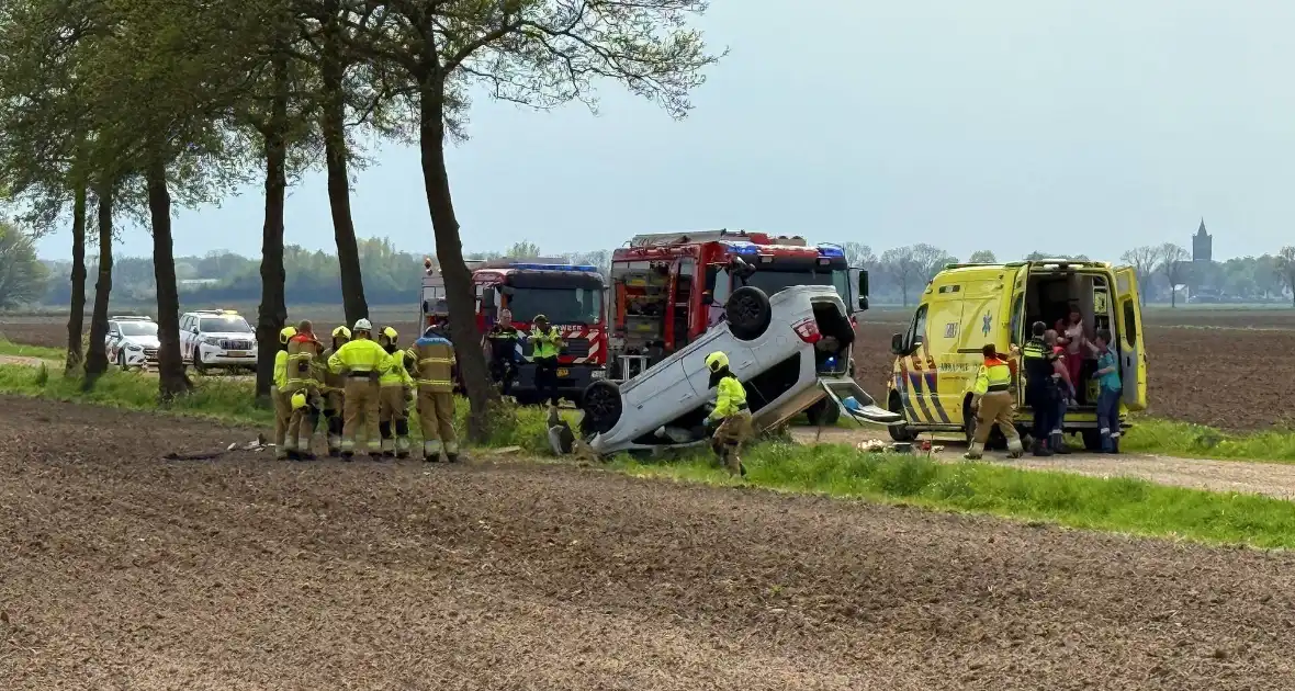 Auto belandt op de kop in weiland - Foto 3
