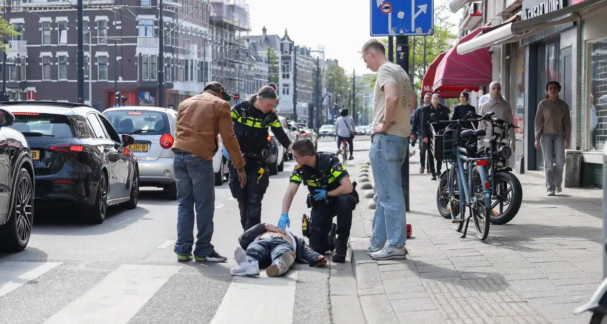 Scooterrijder rijdt door na aanrijding