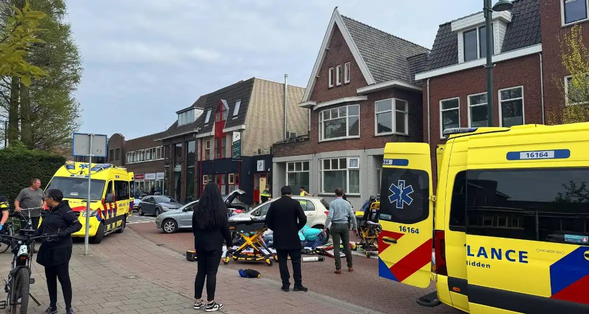 Motorrijder en bijrijder zwaargewond bij aanrijding - Foto 1