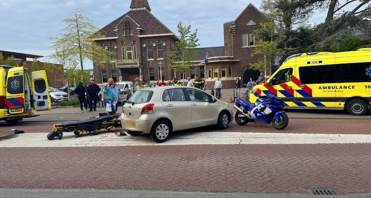 Motorrijder en bijrijder zwaargewond bij aanrijding - Foto 4