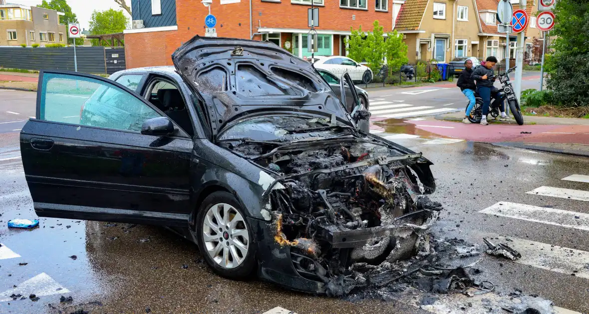 Auto vliegt spontaan in brand tijdens rit