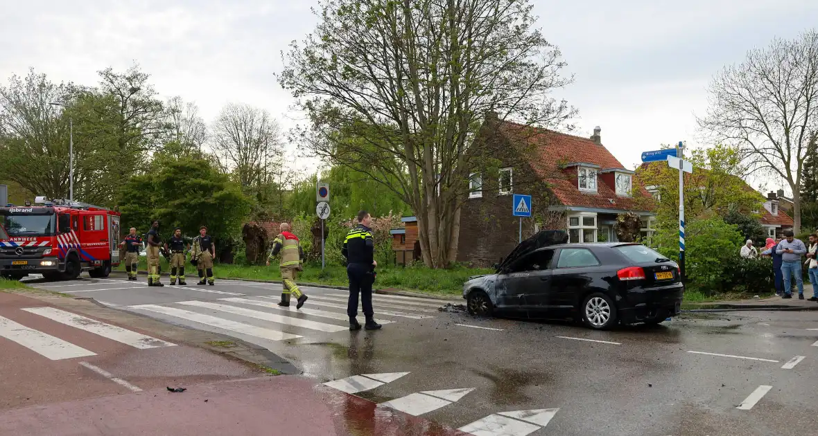 Auto vliegt spontaan in brand tijdens rit - Foto 1