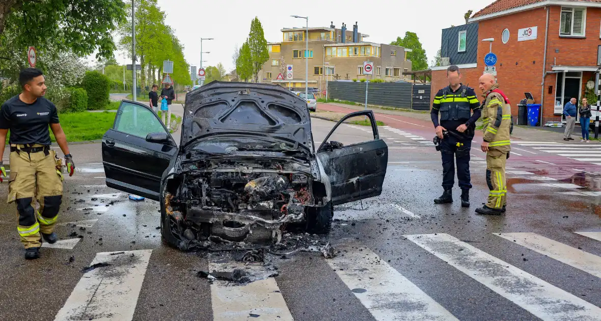 Auto vliegt spontaan in brand tijdens rit - Foto 2