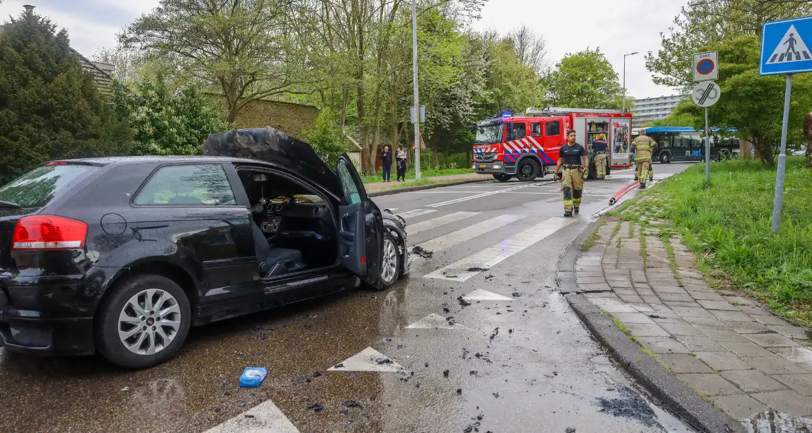 Auto vliegt spontaan in brand tijdens rit - Foto 3