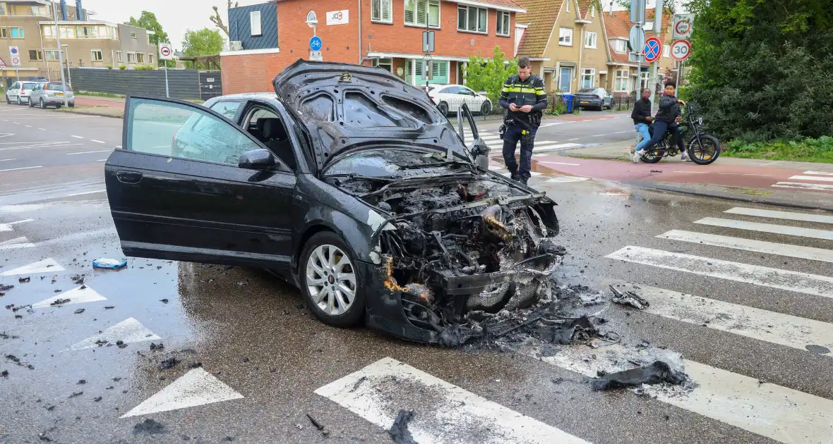 Auto vliegt spontaan in brand tijdens rit - Foto 4