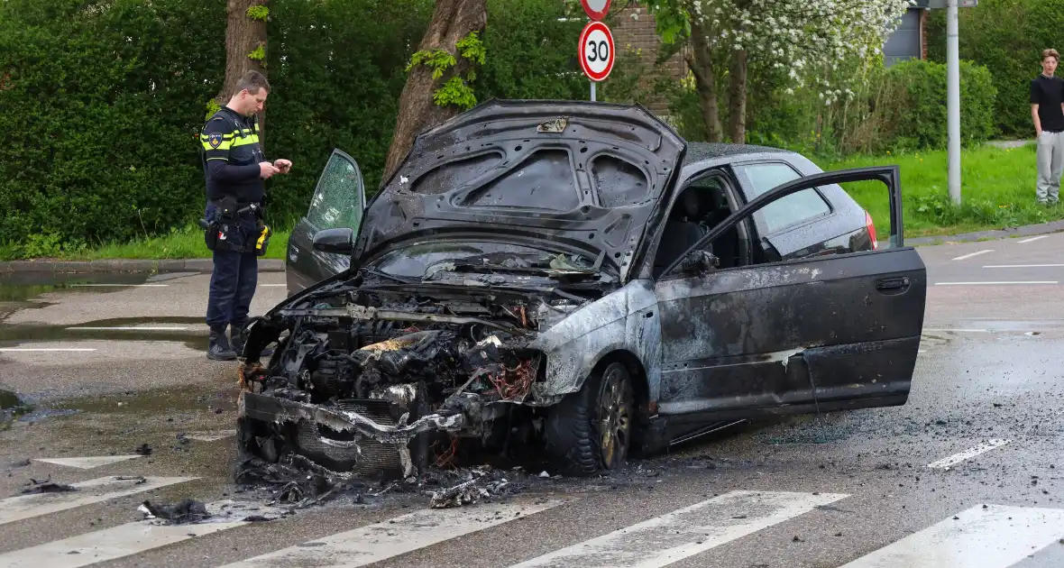 Auto vliegt spontaan in brand tijdens rit - Foto 5