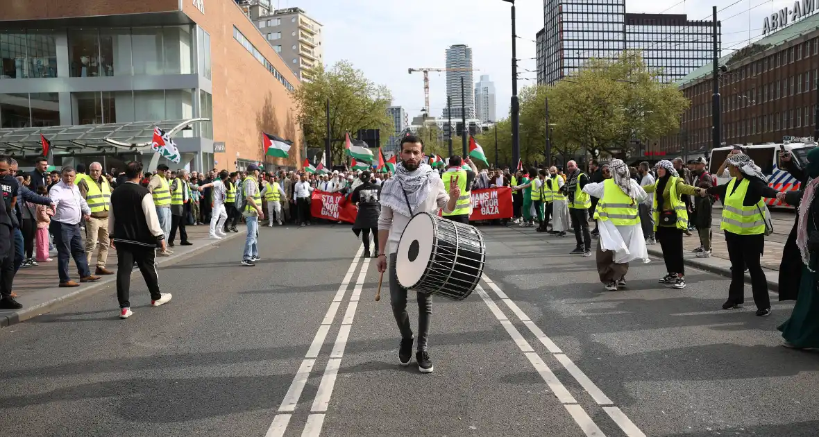 Duizenden Pro-Palestijn demonstranten komen aan bij stadhuis