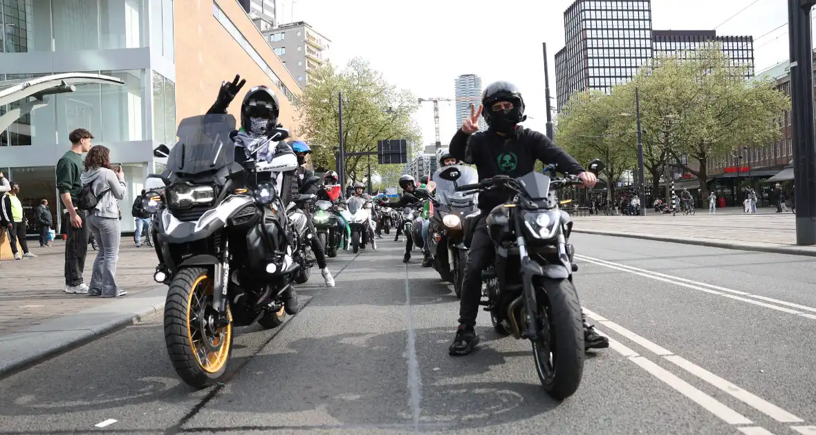 Duizenden Pro-Palestijn demonstranten komen aan bij stadhuis - Foto 1