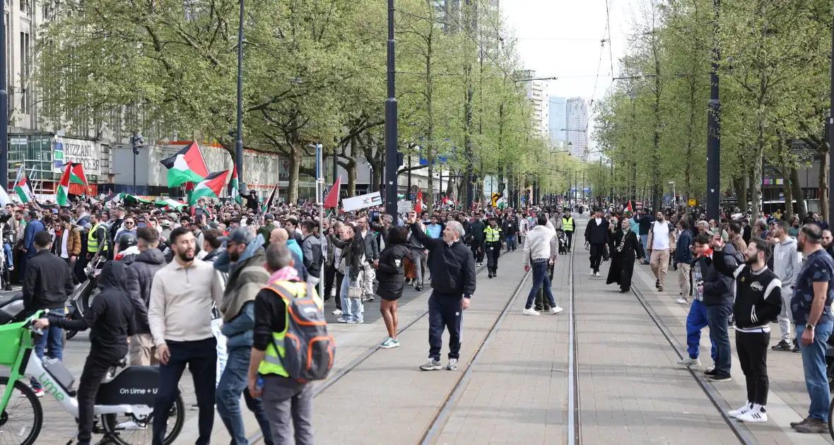 Duizenden Pro-Palestijn demonstranten komen aan bij stadhuis - Foto 11