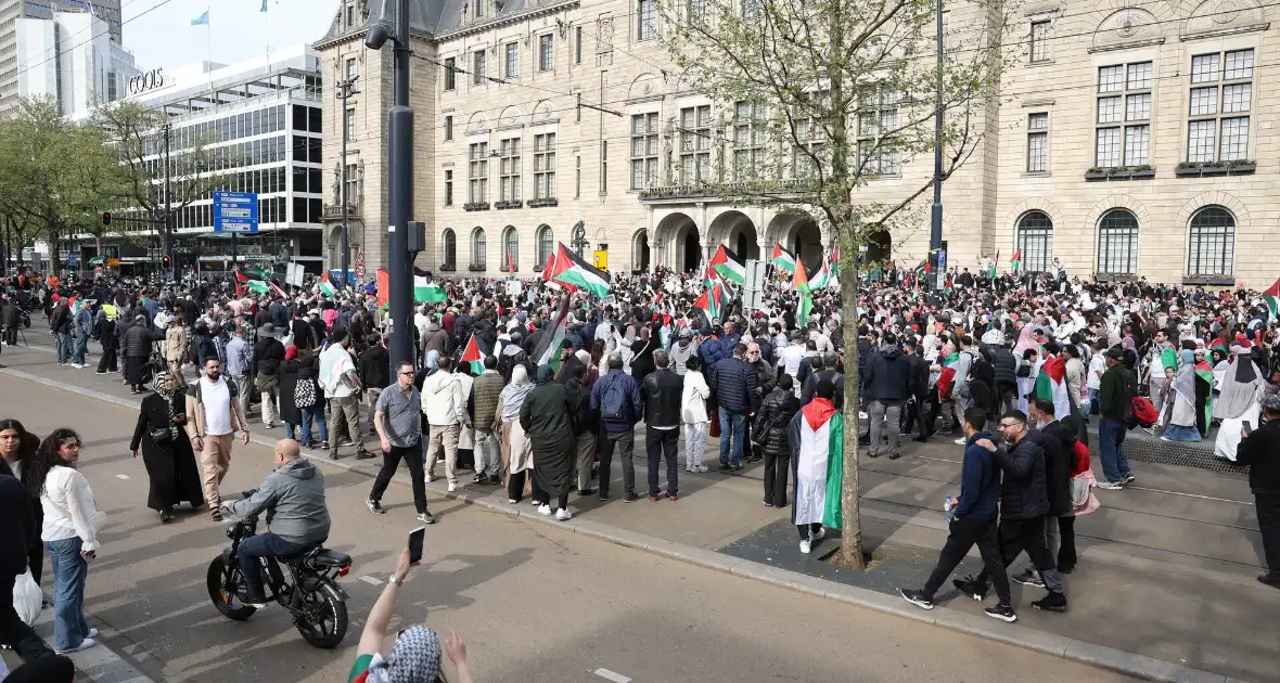 Duizenden Pro-Palestijn demonstranten komen aan bij stadhuis - Foto 13