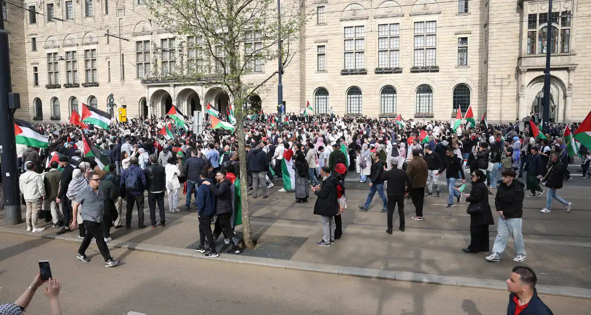 Duizenden Pro-Palestijn demonstranten komen aan bij stadhuis - Foto 15