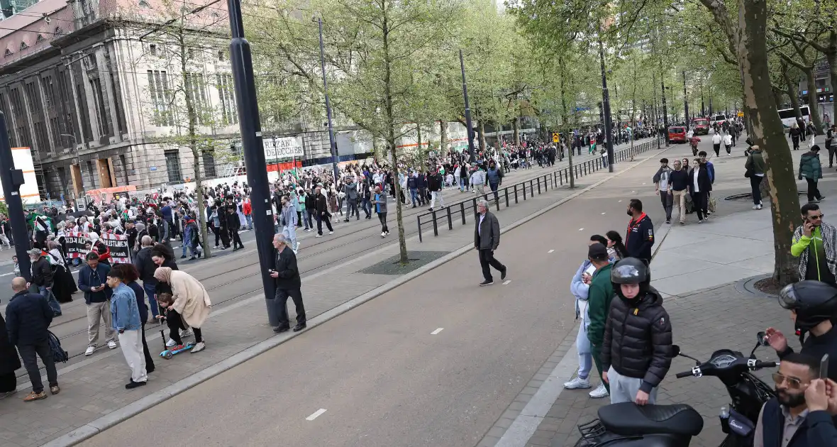 Duizenden Pro-Palestijn demonstranten komen aan bij stadhuis - Foto 17