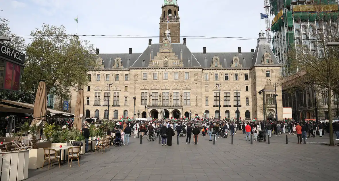 Duizenden Pro-Palestijn demonstranten komen aan bij stadhuis - Foto 19