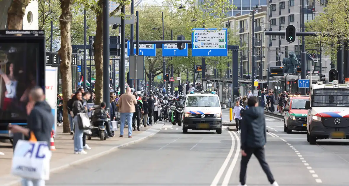 Duizenden Pro-Palestijn demonstranten komen aan bij stadhuis - Foto 20